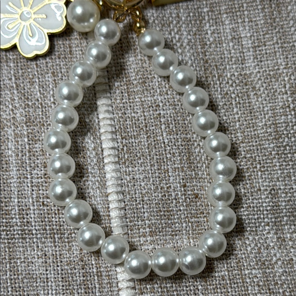 🌸✨ Pearl Beaded Keychain with Floral Charm – Elegant Pink & Gold Keychain - Picture 8 of 10